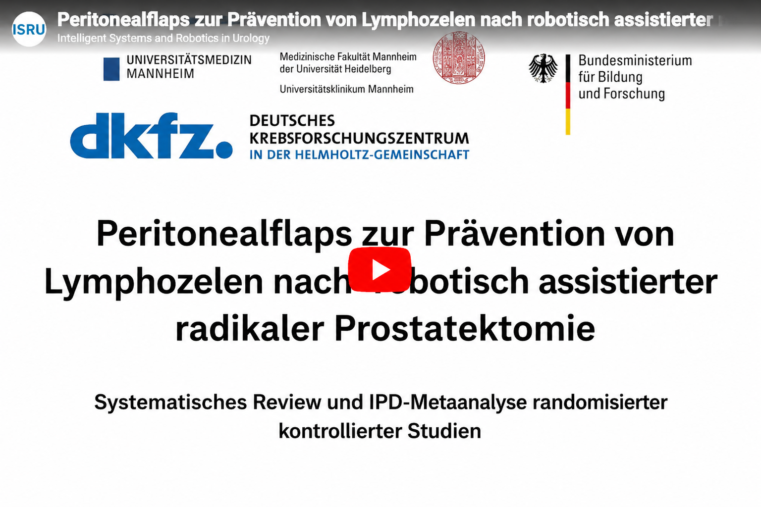 Video-Thumbnail mit weißem Hintergrund und mehreren Logos (Universitätsmedizin Mannheim, DKFZ, Bundesministerium). In der Mitte ein großer Titel zur Prävention von Lymphozelen nach roboterassistierter radikaler Prostatektomie, darunter ein Untertitel zur systematischen Review- und Metaanalyse; zentral überlagert von einem roten Play-Button.